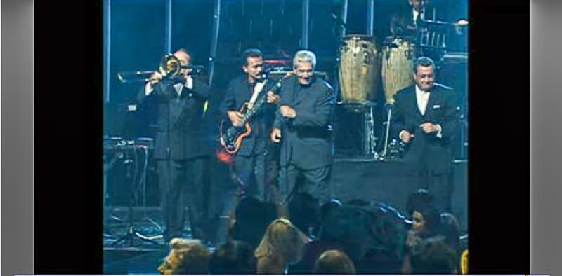 Para cerrar la fiesta que reconoce la música latina, Las Estrellas de Fania interpretaron en esa noche de 2003 varias melodías con sabor al caribe para celebrar la vida y carrera artística de Celia Cruz. ¡Azúcar!