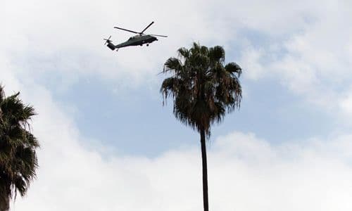 El aterrizaje del helicóptero presidencial del mandatario Obama, durante el primer día de su visita a Nairobi.
