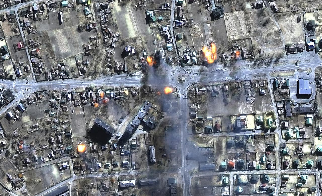Esta imagen satelital de Maxar Technologies muestra casas ardiendo en una zona residencial de Chernihiv, ciudad al norte de Ucrania que ha sido objeto de bombardeos de fuerzas rusas. A pesar de que Moscú afirma que no ataca objetivos civiles en Ucrania, la evidencia gráfica y documental indica lo contrario. La Oficina del Alto Comisionado de Naciones Unidas para los Derechos Humanos ha confirmado al menos
<a href="http://uni.vi/evHK103u0vF" target="_blank">726 civiles muertos en el conflicto.</a>