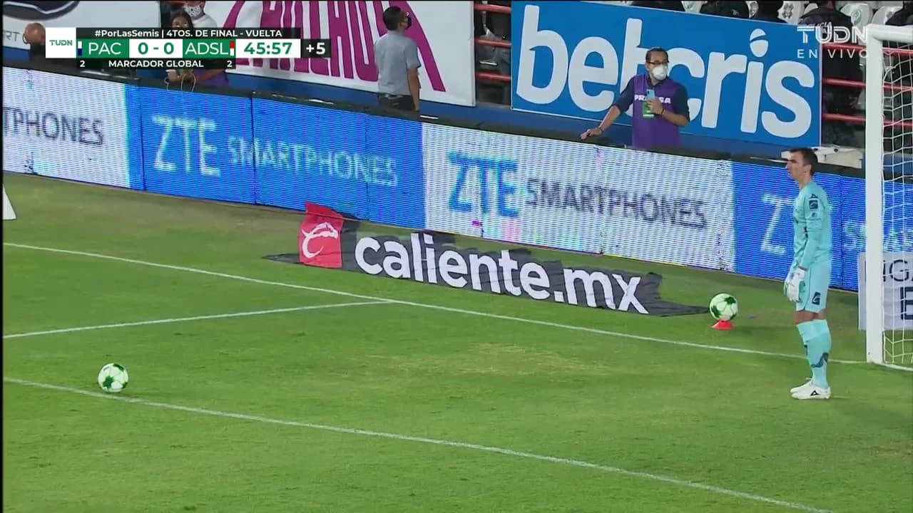 ¡TIRO ATAJADO! disparo por Luis Chávez.