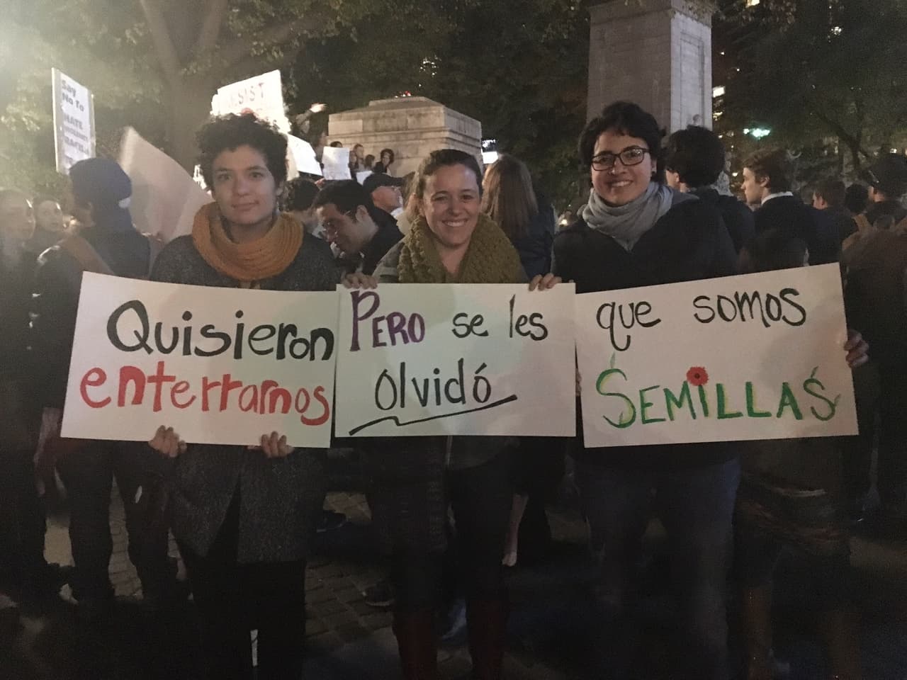 Hestia Rojas, Rebecca Tekolste y Julia Catalán eran de las hispanas que decidieron unirse a la manifestación de este viernes.