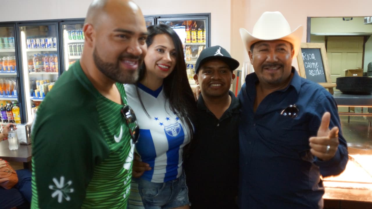 La Hondureña confía en que su selección le gane a México y en un próximo partido, y no tiene problema con seguir pagando apuestas hasta lograr que El Feo y El Pelón sean los que paguen el siguiente reto.