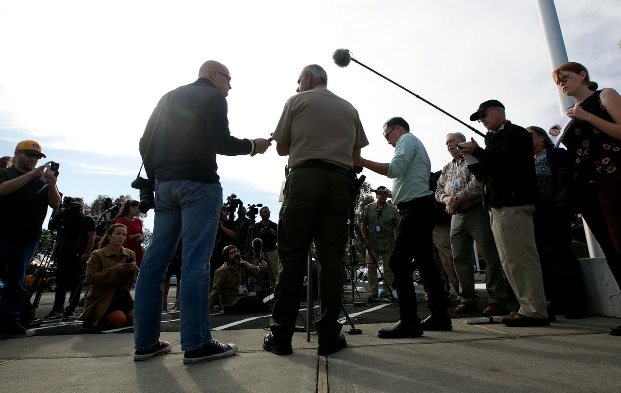 "Múltiples disparos fueron detonados en Rancho Tehama, dejando múltiples víctimas. Me han dicho que el sospechoso murió por balas de los agentes del orden", dijo un vocero del sheriff a los medios.