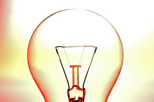 ¿Cubre las ventanas para maximizar los beneficios de la calefacción, refrigeración e iluminación? ¿Podría aprovechar las tarifas eléctricas según la hora del día y realizar las actividades que utilizan grandes cantidades de energía como lavandería y lavavajillas por la noche?