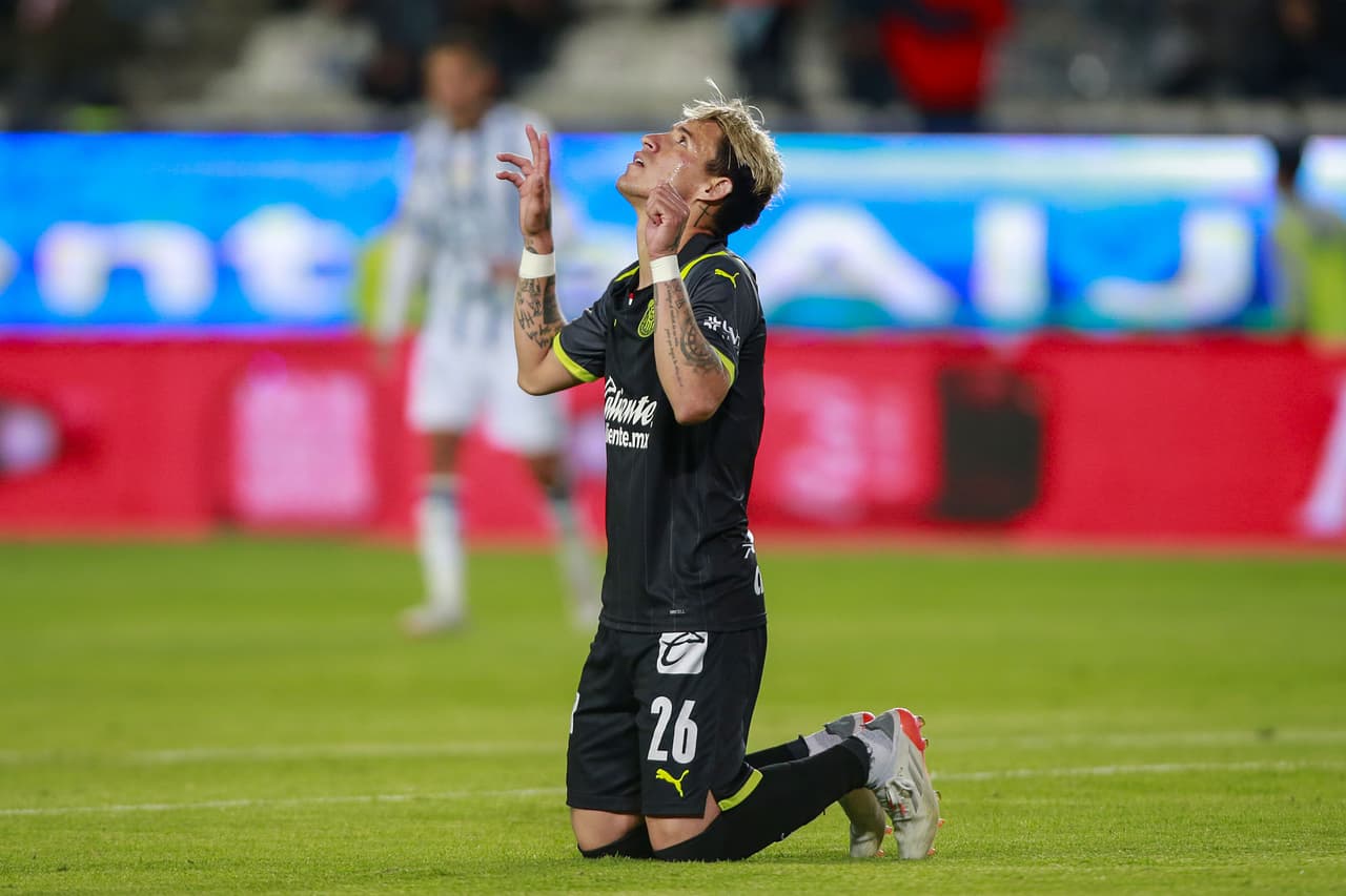 El Pachuca consiguió su segunda victoria del torneo tras vencer por 2-1 a las Chivas. Los Tuzos aprovecharon un grave error del 'Tiba' Sepúlveda y Raúl Gudiño para marcar el segundo tanto después de que Víctor Guzman hiciera el primero. Los rojiblancos reaccionaron con un gol de Ángel Zaldívar por la vía del penal, pero no fue suficiente.