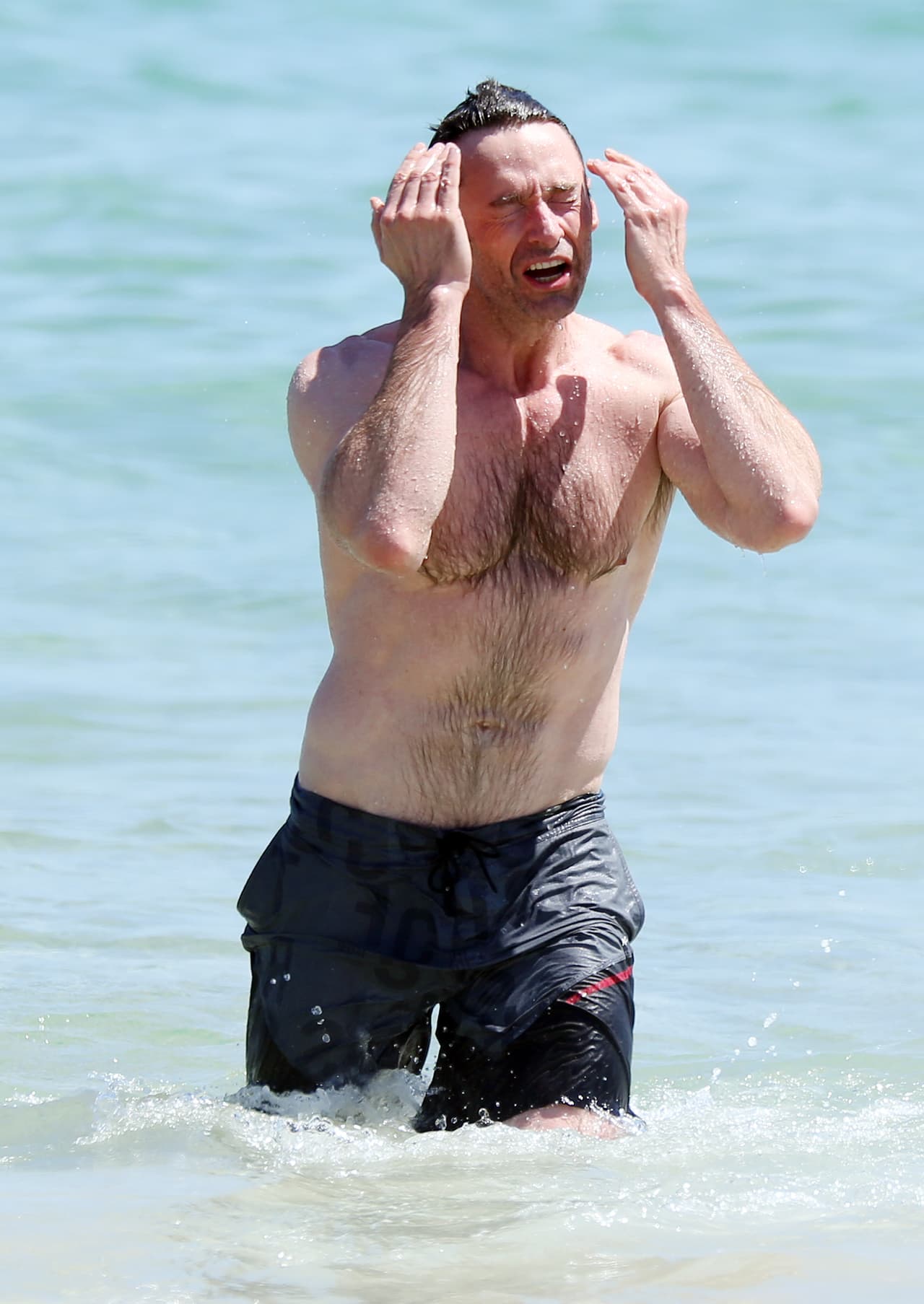 Fue entonces cuando dejó salir al 'Wolverine' que lleva dentro y logró rescatar a un señor y un niño que luchaban por volver a la orilla.