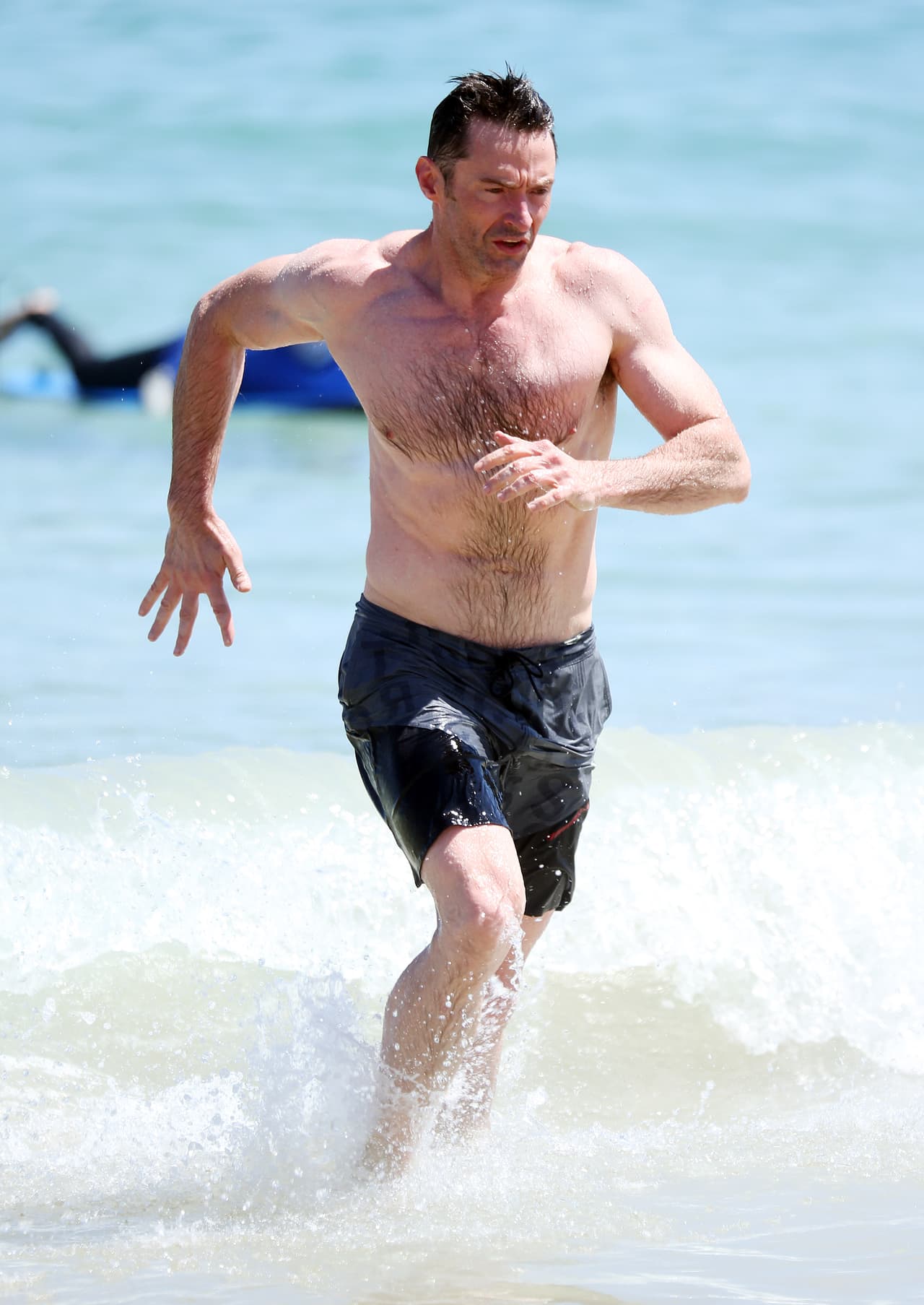 Hugh notó que algunas personas estaban lejos de la orilla y las olas les impedían salir del mar.