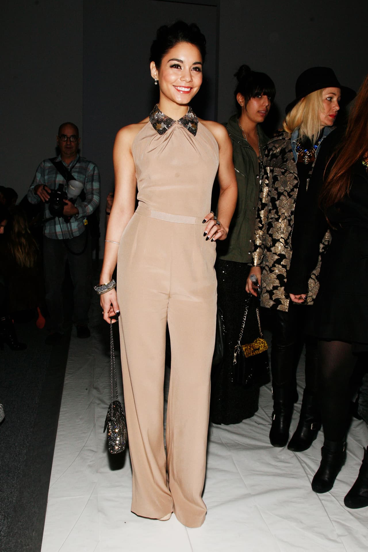 Los detalles. Ya lo dijimos, para quitarle un poco de esa simpleza puedes buscar prendas con detalles tal como Vanessa Hudgens lo hizo.