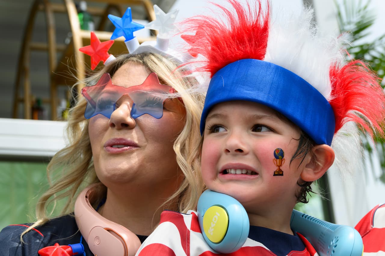 Erin Moreno y su hijo Dio, de 5 años, de Salt Lake City, observan en un festival de aficionados un partido televisado del Grupo D de la Copa Mundial entre Estados Unidos y Australia, el viernes 19 de junio de 2026. (Foto AP/Reed Hoffmann)