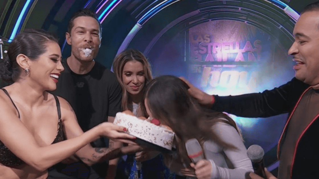 Jonathan Becerra da pastelazo en vivo a Nicky Chávez en su cumpleaños: así reaccionó la hija de Julio César Chávez