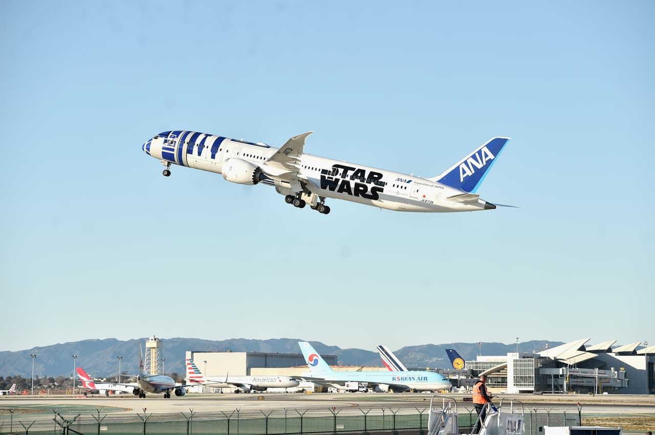Una aerolinea japonesa le proporcionó al cast completo de le peli, este jet especial en el que viajaron para asistir a las premieres alrededor del mundo.