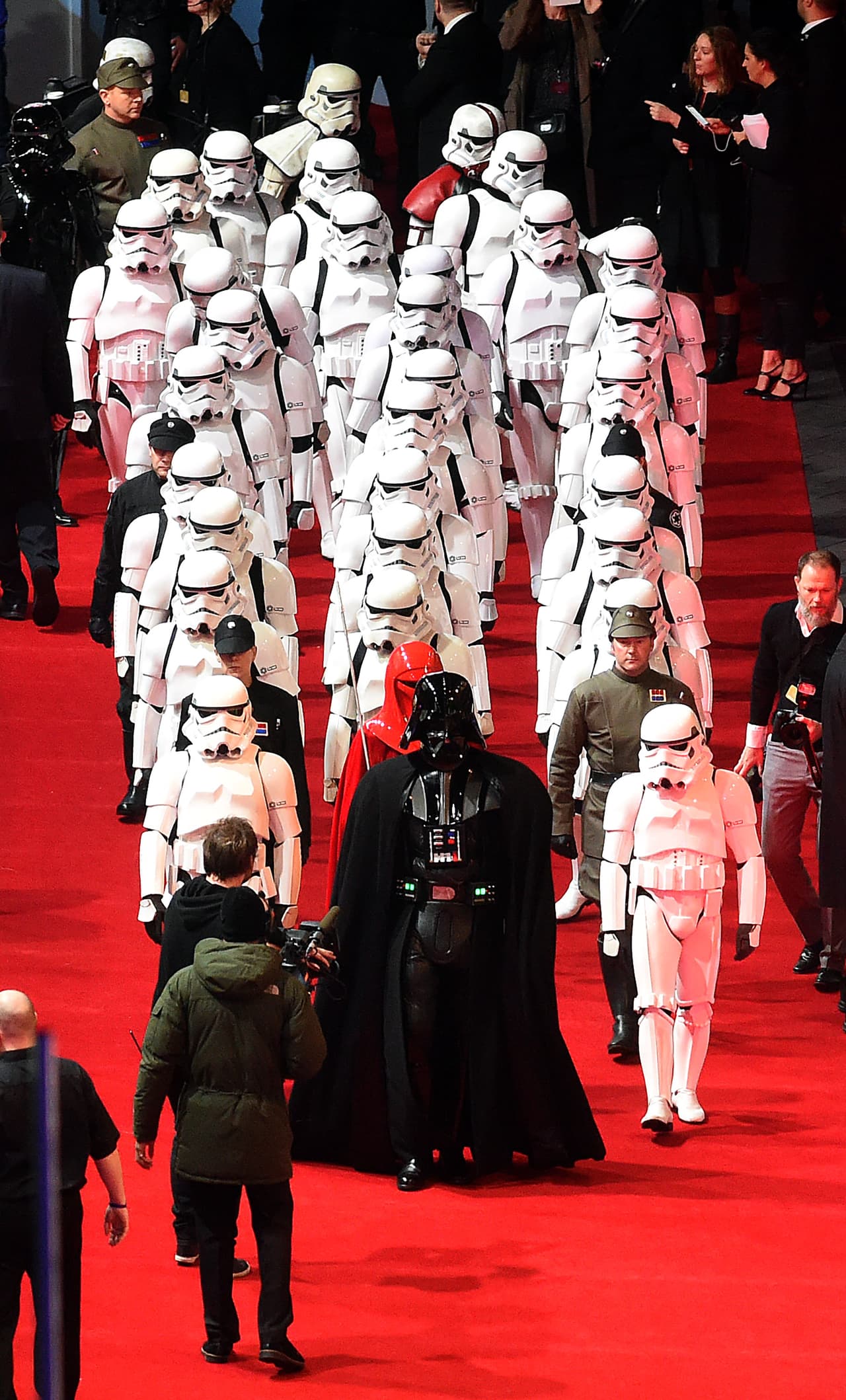 Un ejército de clones acompañó a Darth Vader a desfilar por toda la afombra roja de este evento.