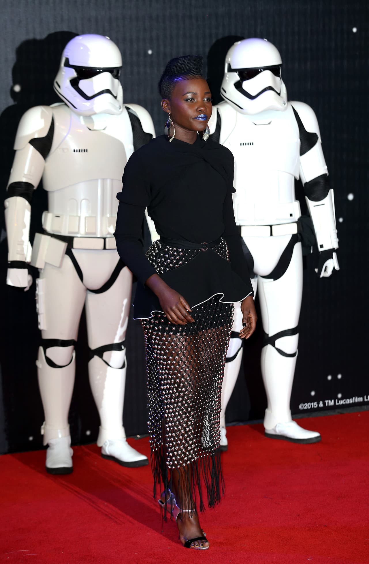 Lupita Nyong'o acudió al estreno en la ciudad londinense, y los fans no dejaron de gritarle.