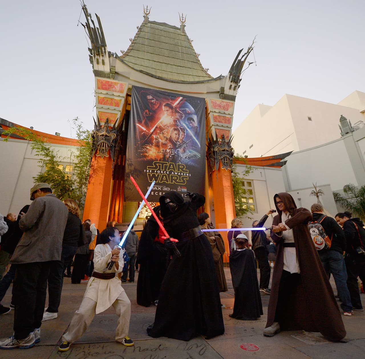 En el 'Chinese Theatre' de Los Ángeles los sables de luz fueron el accesorio principal de los asistentes.