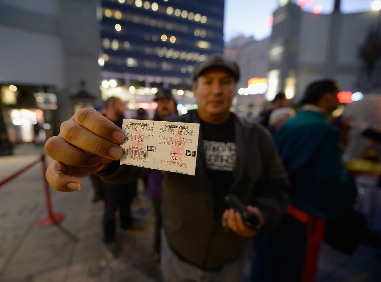 Emocionados, mostraron sus ansiados boletos.