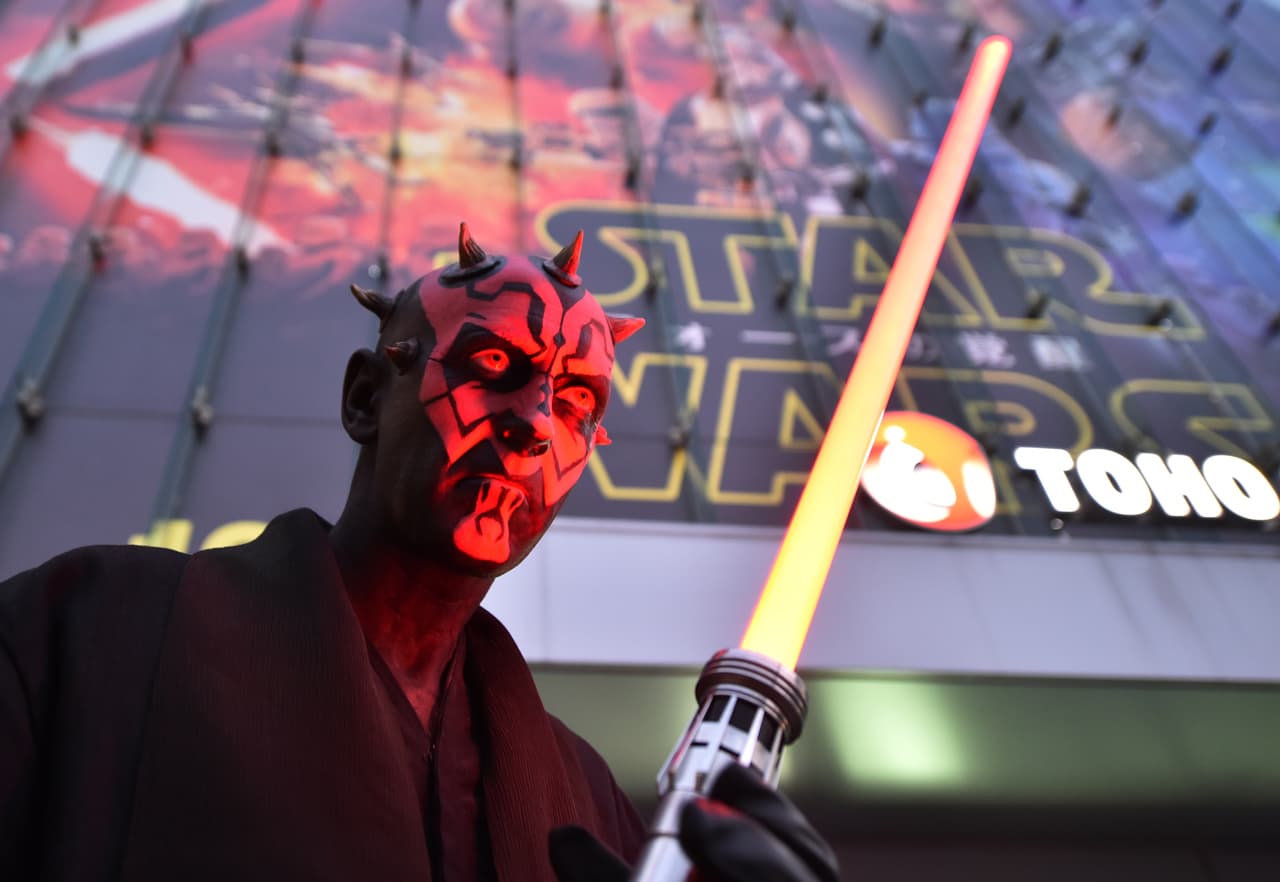 Este fan asiático sí que se esmeró para lucir como el verdadero Darth Maul y asistir a las salas de cine.