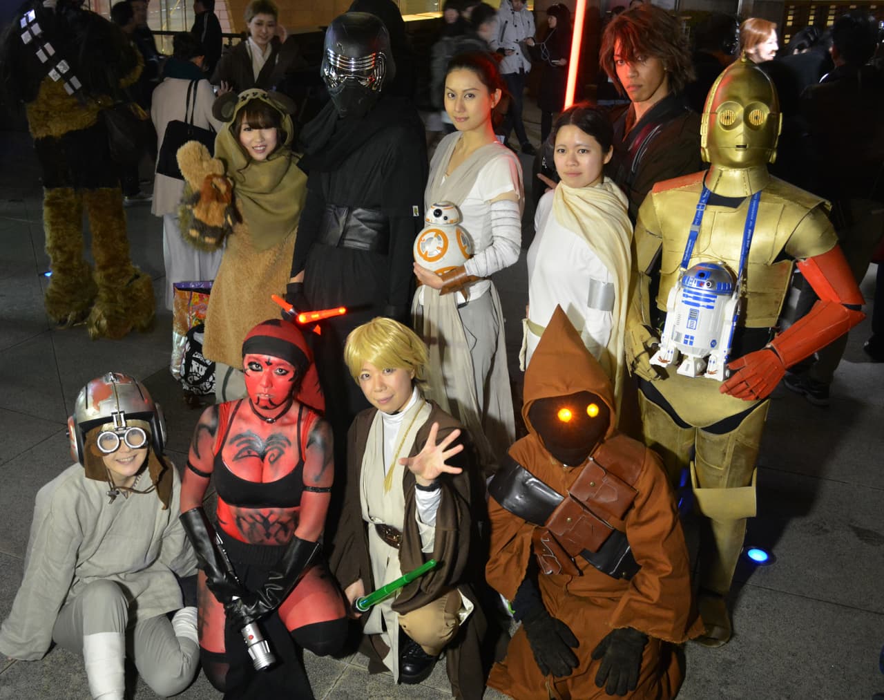 Algunos incluso utilizaron trajes muy originales y vintage, aludiéndose a las primeras películas de la saga que vieron la luz en los años setentas y ochentas.