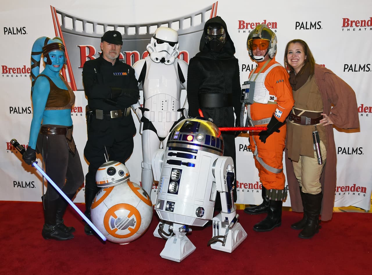 En Las Vegas un grupo de fans completo, se dio cita en 'Palms Casino Resort Theatre' disfrazados y con muchas ganas de ver la nueva entrega de Star Wars.