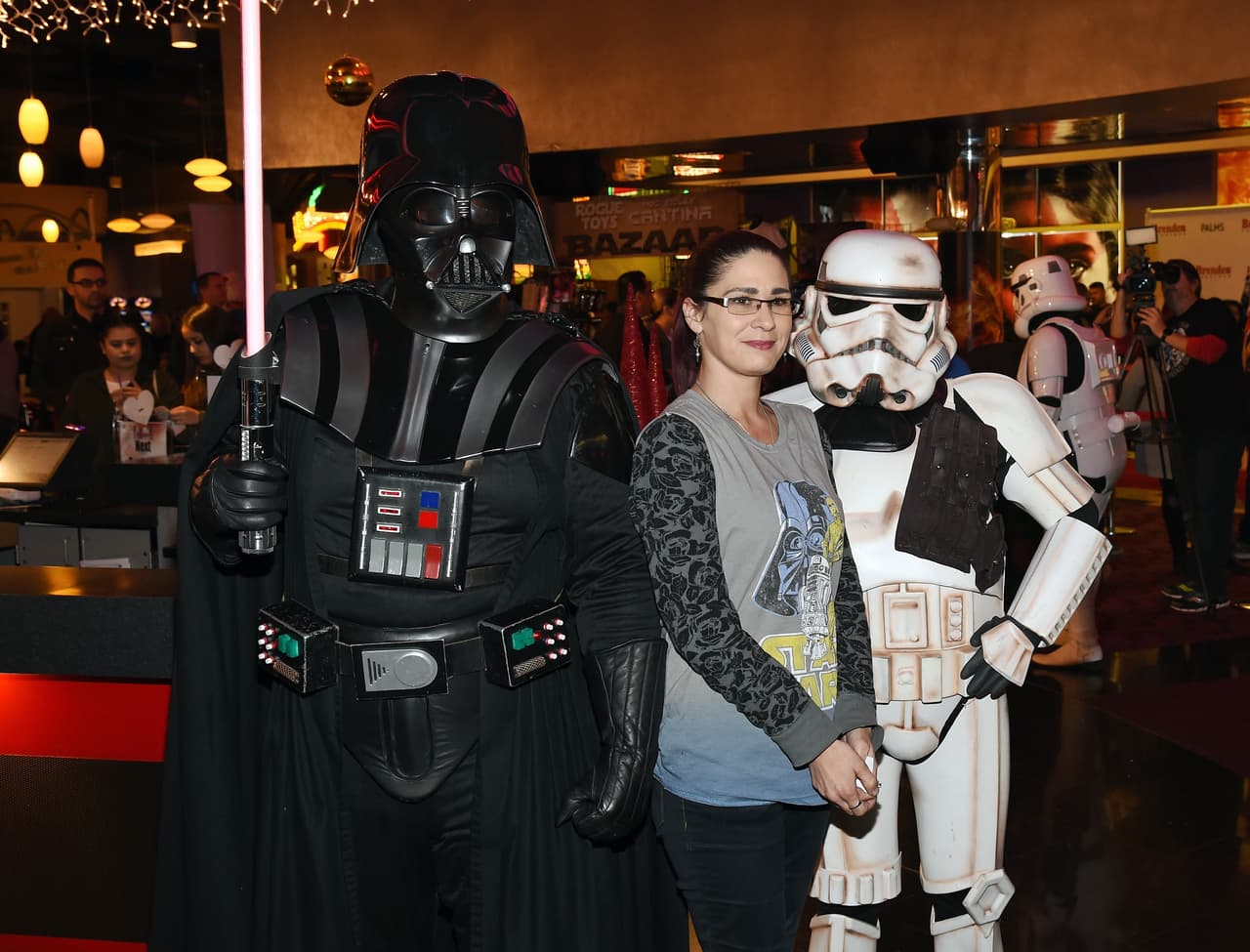 Una fan no perdió la oportunidad de tomarse una foto con Darth Vader y un clon en el mismo recinto.