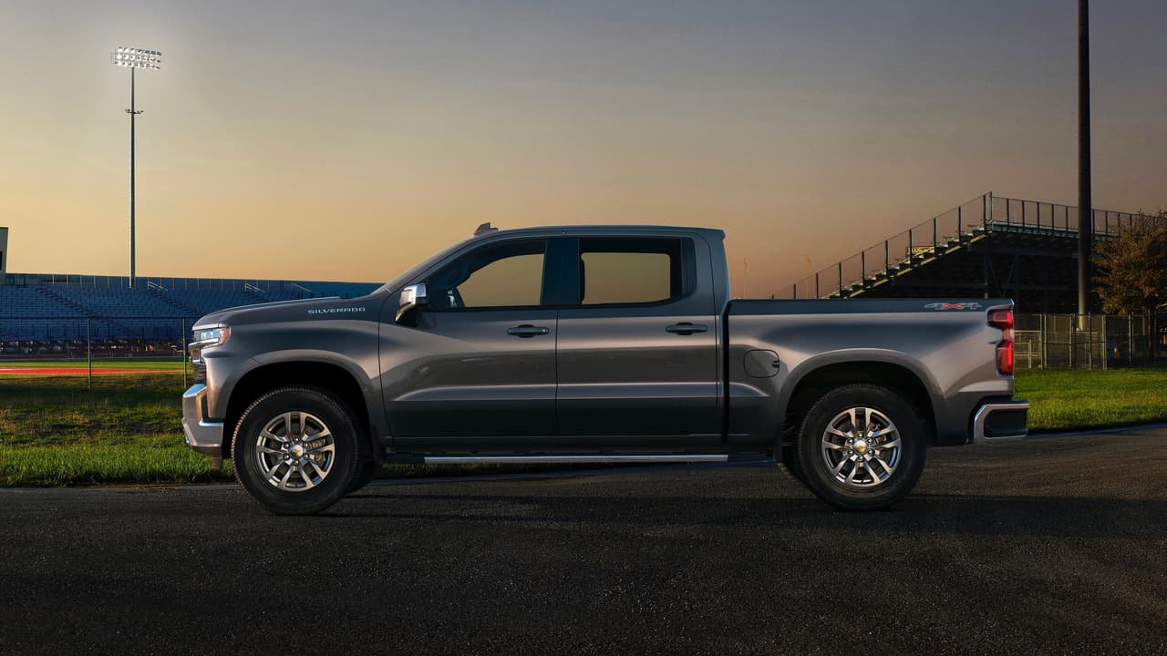 Ofrecerá dos versiones de los
<b>motores V8: 5.3 y 6.2 litros</b>, ambos con un nuevo sistema de desactivación de cilindros que le permite desplazarse tan solo con un cilindro. El motor Duramax de seis cilindros en línea estará disponible en una nueva versión y con transmisión automática de 10 velocidades.