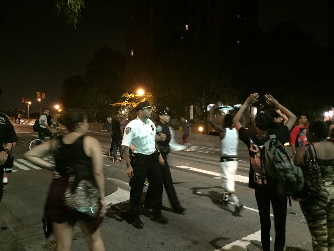 Ante las advertencias de los oficiales, los manifestantes alzaban sus manos.