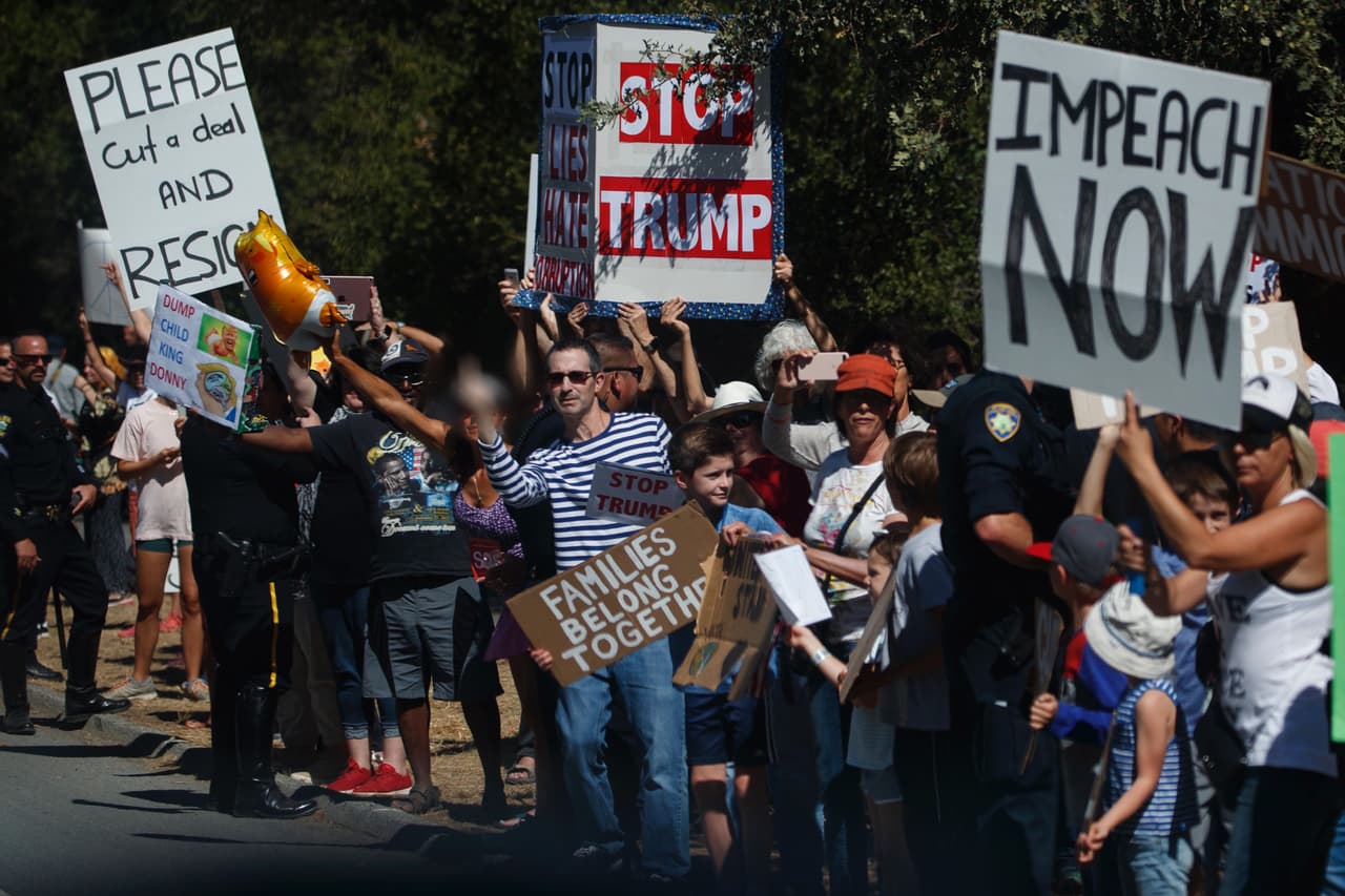 Los manifestantes estuvieron desde temprano protestando por la visita del presidente y exhibieron los globos ‘gallina Trump’ y ‘bebé Trump’ cerca de la autopista donde pasaría el contingente de Trump.