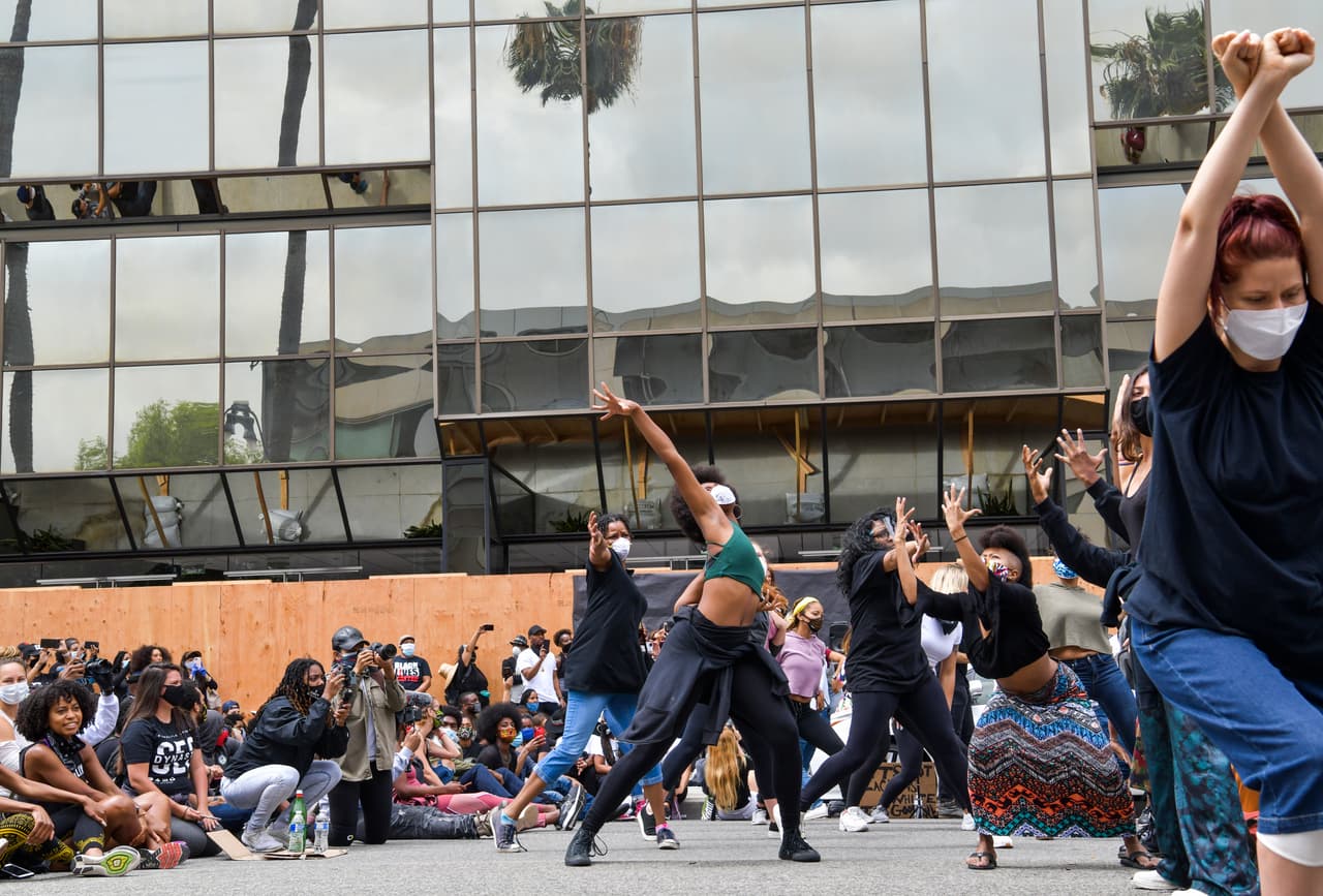 La danza estuvo dirigida por Shari Washington Rhone y Mayumi Rhone, de la Unión de Bailarines Afrodescendientes, durante la protesta en una de las ciudades que además de protestas también sufrió los desmanes de infiltrados violentos.
<br>