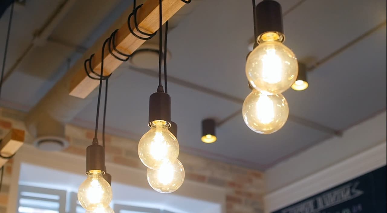 Una buena iluminación en el negocio es clave a la hora de protegerlo.