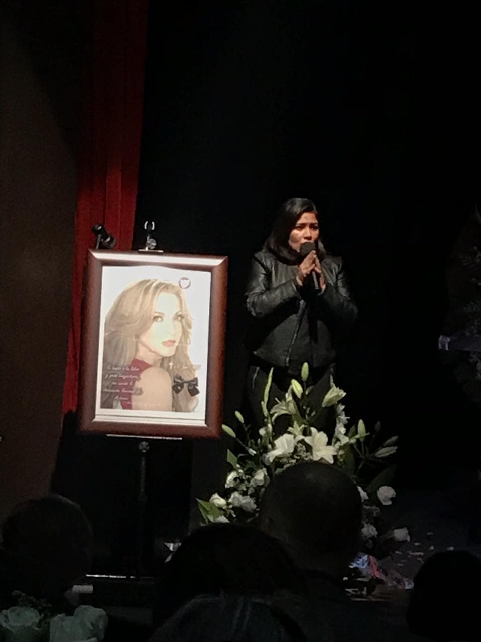 "Nos conocimos hace más de treinta años en una clase de jazz en Televisa. La semana pasada estuvo ocupada y preocupada por todos los intereses de su corazón y una de ellas era la situación de su comunidad artística. Me tomó de la mano y me dijo: 'Vanesita diles a todos los compañeros unidad y no ego, la unidad'", dijo Vanessa Bauche, amiga de Edith y organizadora del homenaje póstumo que se llevó a cabo donde la actriz fallecida debutó en teatro.