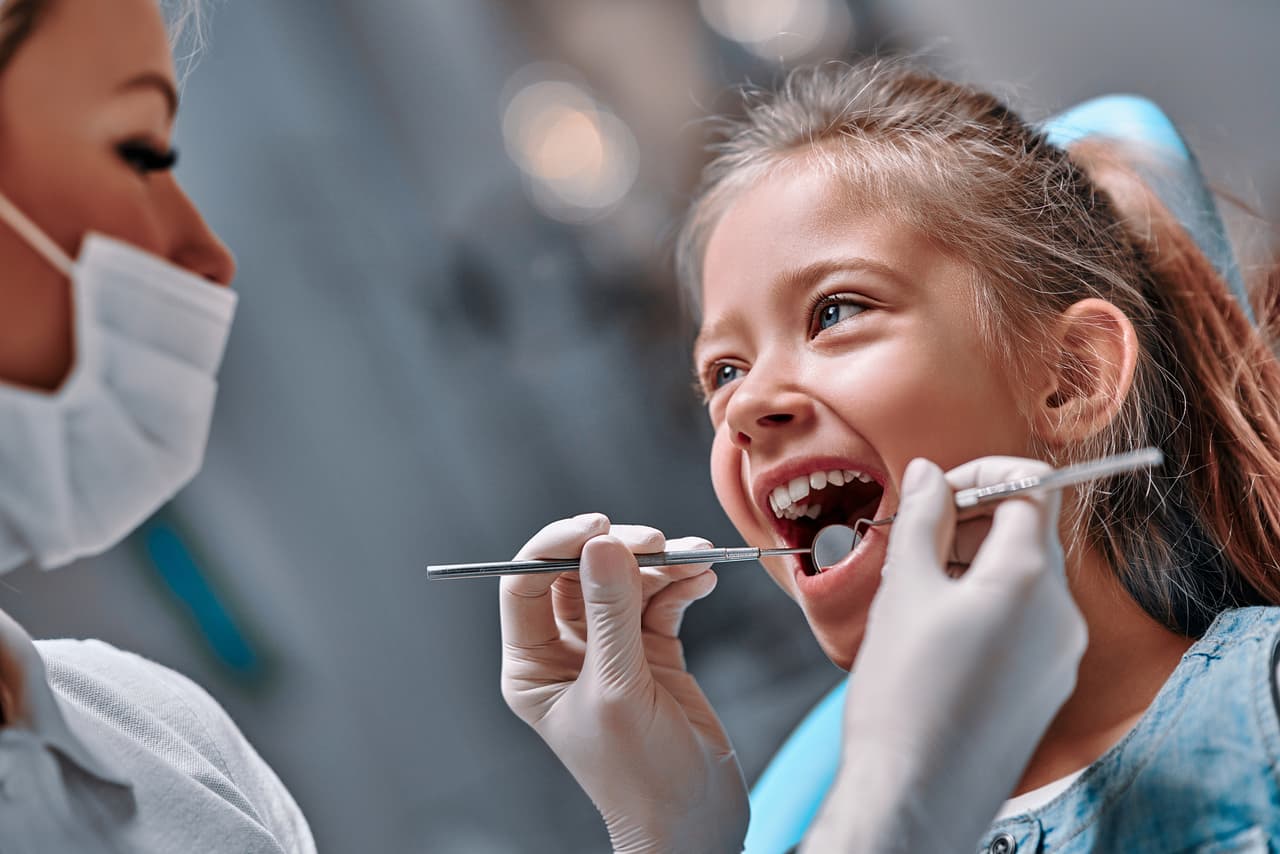<b>Puesto 11. Higienista dental</b>
<br>
<br>Salario promedio: 77,090 dólares.
<br>
<br>Educación requerida: Grado asociado.
<br>
<br>Trabajan en los consultorios dentales en la limpieza de dientes y educan sobre la higiene dental a los pacientes.
<br>
<br>Este empleo tiene un gran campo laboral y suele desempeñarse en horarios regulares. Según la Oficina de Estadísticas laborales muchos de estos trabajadores ejercen a tiempo parcial. 
<br>