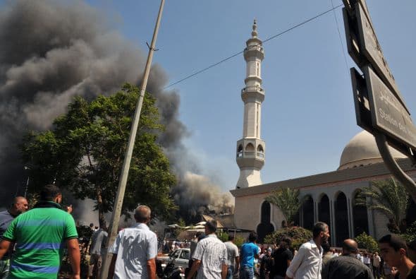 La primera explosión tuvo lugar en la mezquita de Al Taqwa, en el centro de Trípoli, donde el rezo fue presidido por el jeque Salem Rafei, que había llamado a sus seguidores a ir a combatir a Siria contra el régimen de Bachar al Asad.