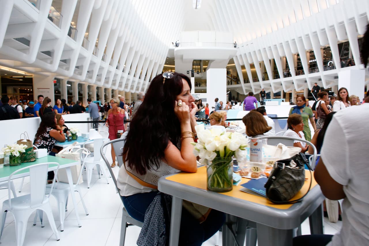 <b>La endometriosis puede complicarse si el crecimiento anormal del tejido se expande</b>: 
<a href="https://espanol.womenshealth.gov/a-z-topics/endometriosis#references">podría bloquear las trompas de Falopio</a>, la sangre contenida dentro de los ovarios puede formar quistes y generar problemas en los intestinos y la vejiga, entre otros.