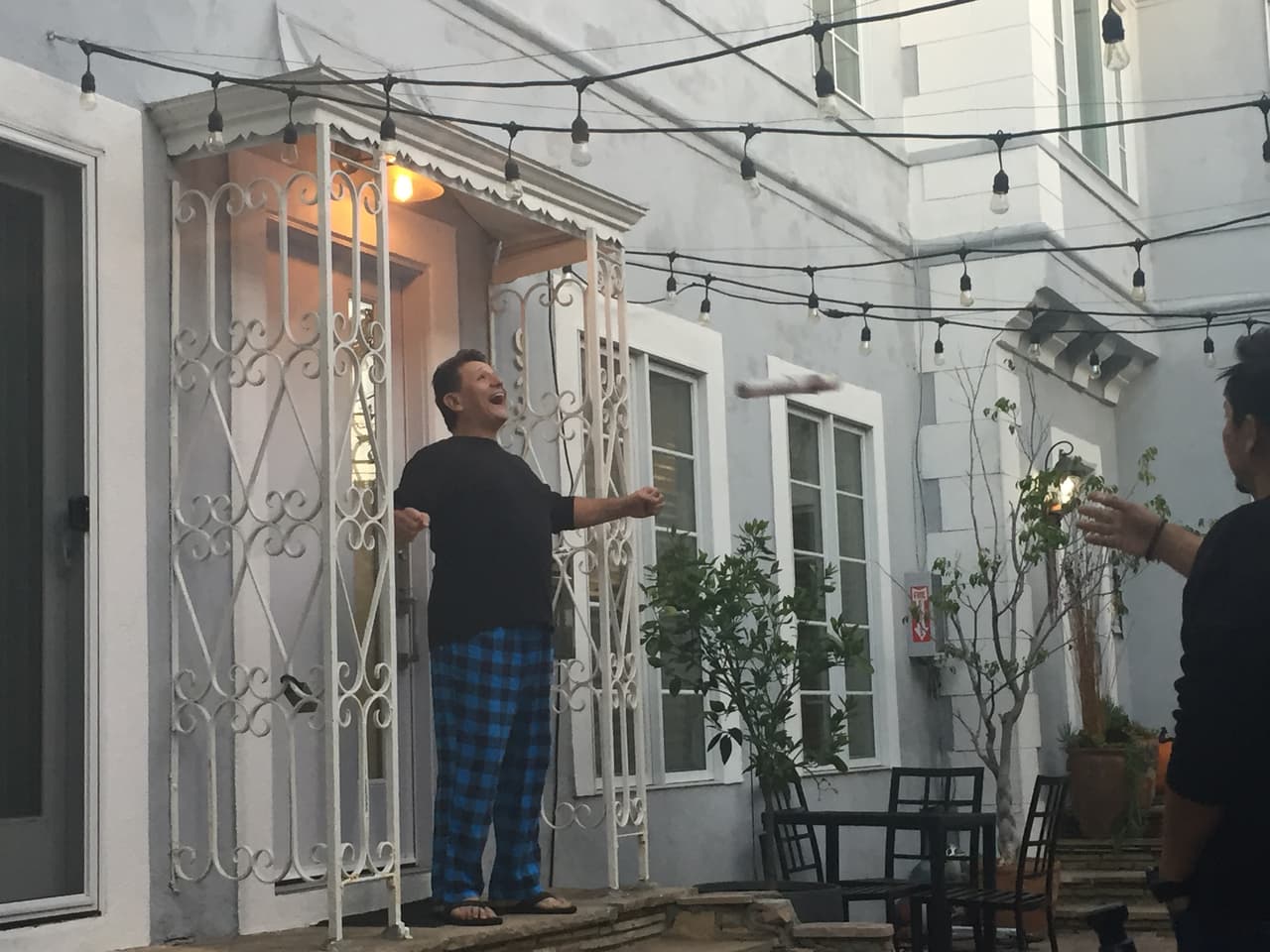 Han sido amigos por muchos años pero ahora, Renzo y Maria Esther comenzarán una aventura al integrar juntos un nuevo show de radio.