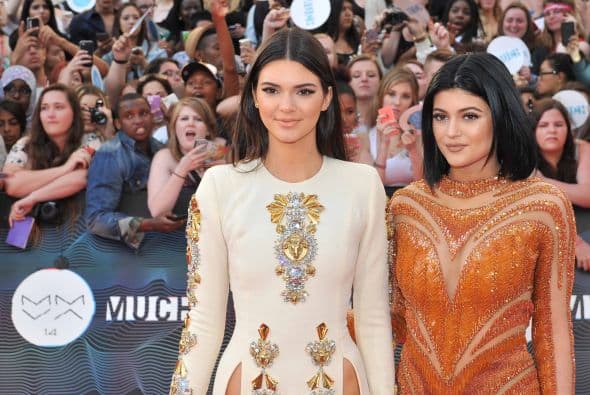 La hermosa modelo Kendall Jenner robó toda la atención de la alfombra de los premios 'MuchMusic Video Awards' con un diseño que enseñaba más que sus esculturales piernas. ¿Te copias el modelito?