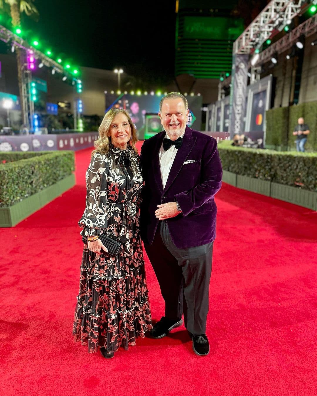 Junto a su esposa, Millie de Molina, El Gordo pisará la alfombra roja. Durante la antesala de los 
<b>premios Latin GRAMMY 2021 </b>lo veremos entrevistando a los nominados, invitados y reportando las primeras reacciones de los ganadores de la noche.