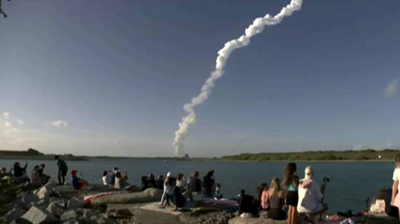 Artemis II: Entre aplausos y asombro, así vivieron espectadores el despegue de la NASA desde Cabo Cañaveral