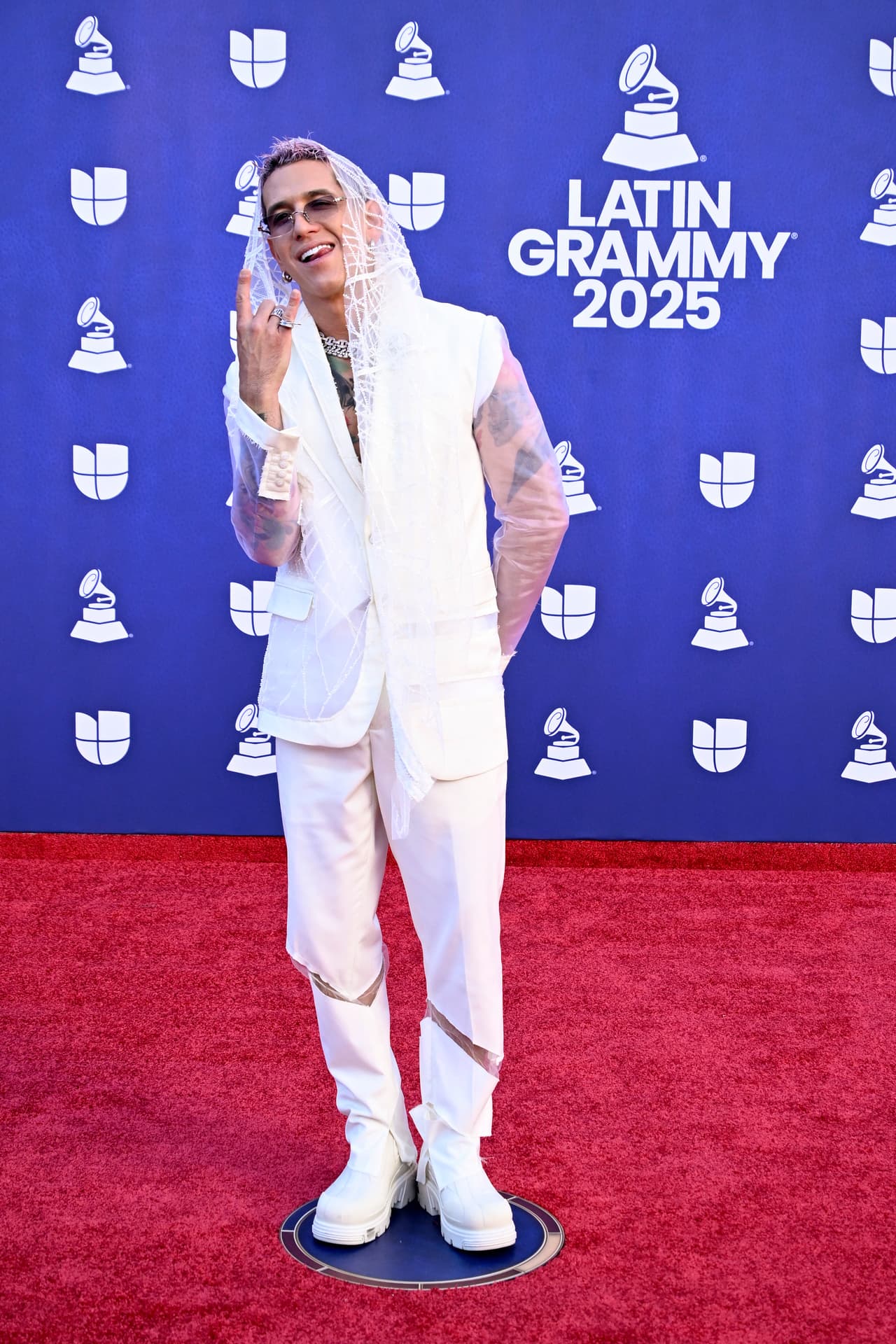 El cantante y compositor puertorriqueño Lenny Tavárez eligió el blanco de los pies a la cabeza.