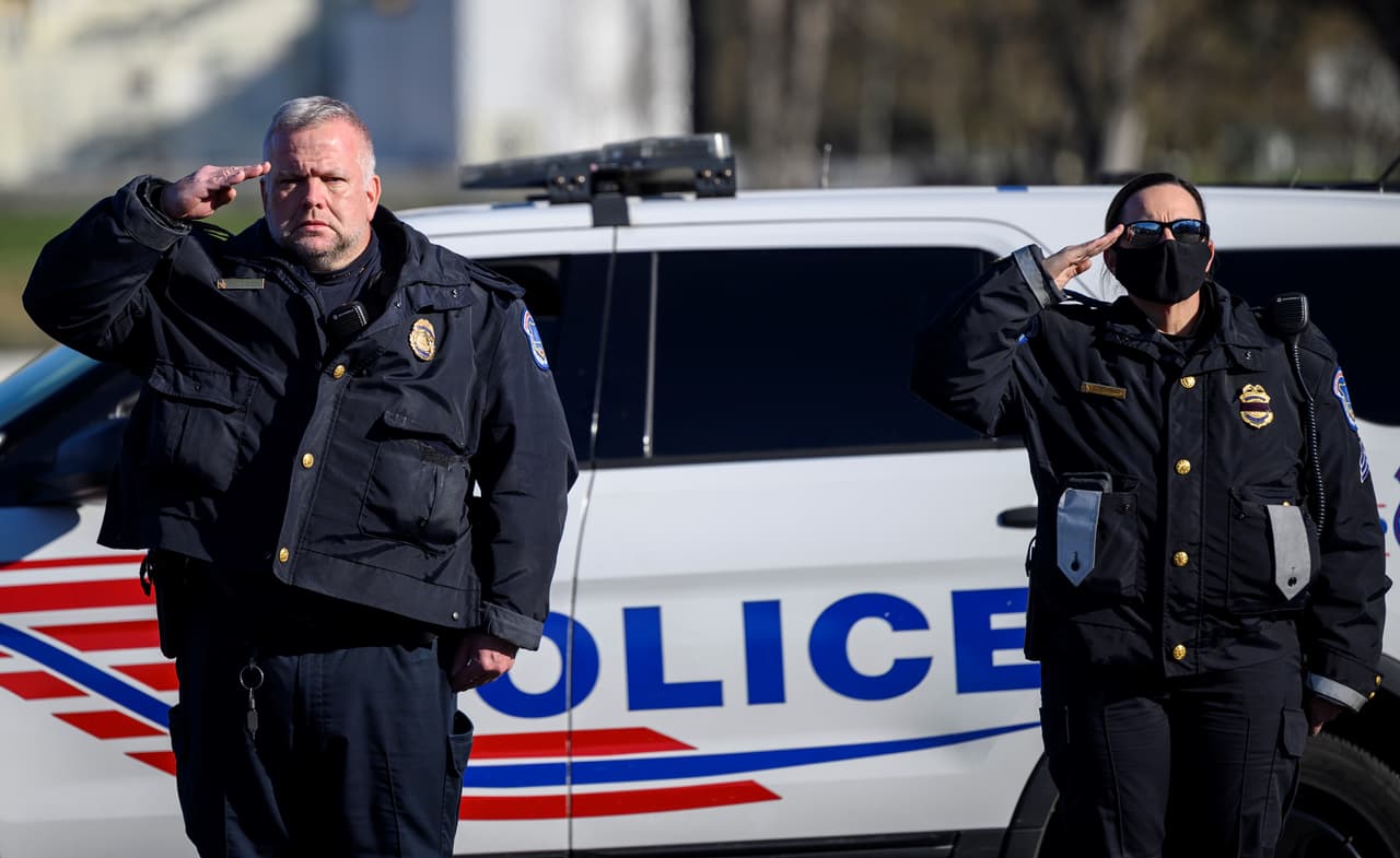 Funcionarios de la Policía de Washington y de la Policía del 
<a href="https://www.univision.com/temas/congreso-de-eeuu">Congreso de EEUU</a> rindieron honores este domingo al agente Brian Sicknick, quien murió el pasado miércoles cuando "respondía a los 
<a href="https://www.univision.com/noticias/politica/capitolio-falla-de-seguridad-congreso-turba-trump-invasion">disturbios el miércoles en el Capitolio</a> y fue herido mientras se enfrentaba físicamente con los manifestantes". En los desórdenes, alentados por el presidente 
<a href="https://www.univision.com/temas/donald-trump">Donald Trump</a>, también fallecieron cuatro manifestantes, incluyendo una mujer que fue baleada por la policía mientras intentaba entrar al edificio.