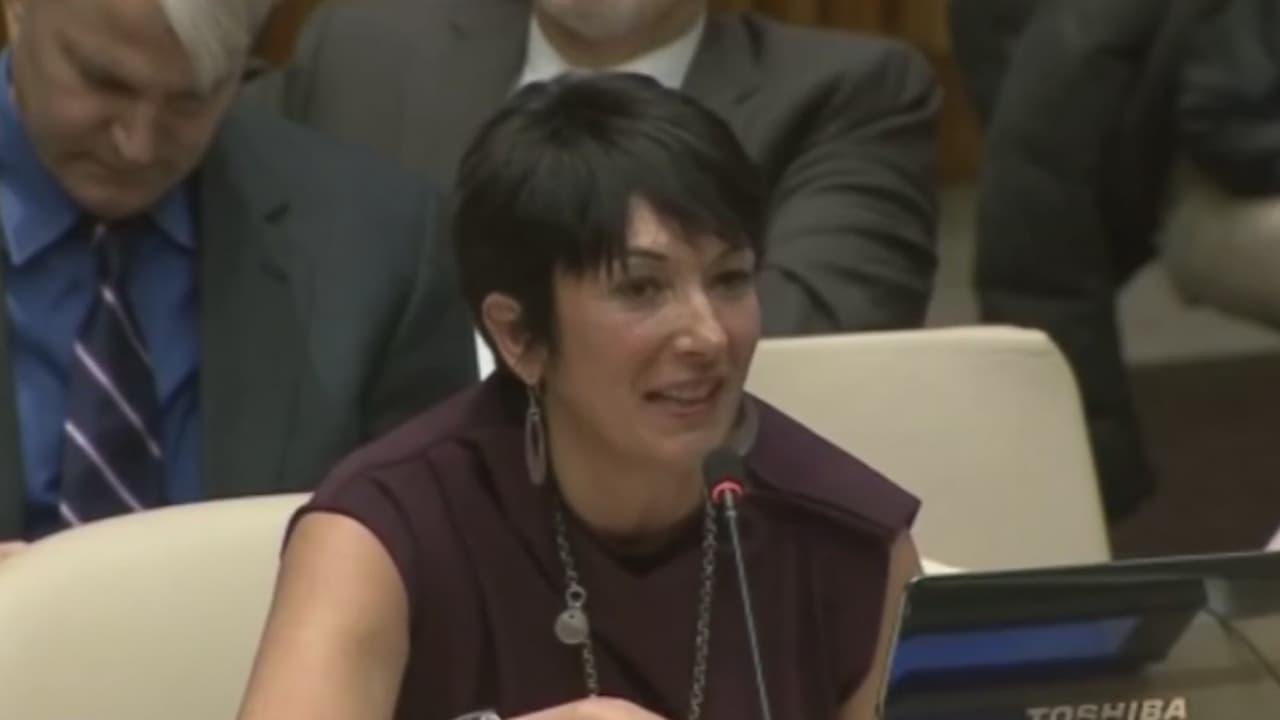 <b>Maxwell enfrenta hasta 35 años de prisión si es declarada culpable </b>en su juicio programado para julio de 2021. Ella se ha declarado inocente de esos cargos. 
<br>