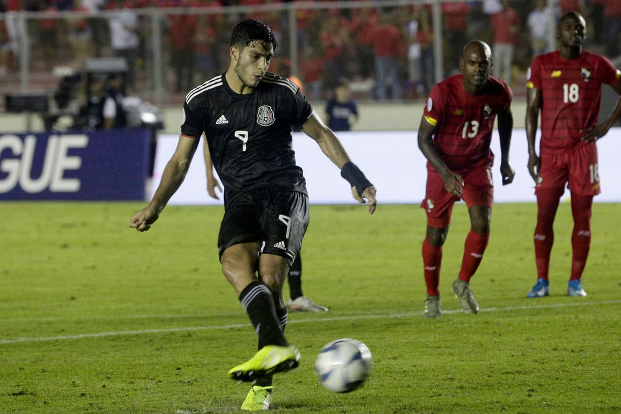 Jiménez marco su primera pena máxima con la selección mexicana en la Copa América de 2015 frente a Ecuador.