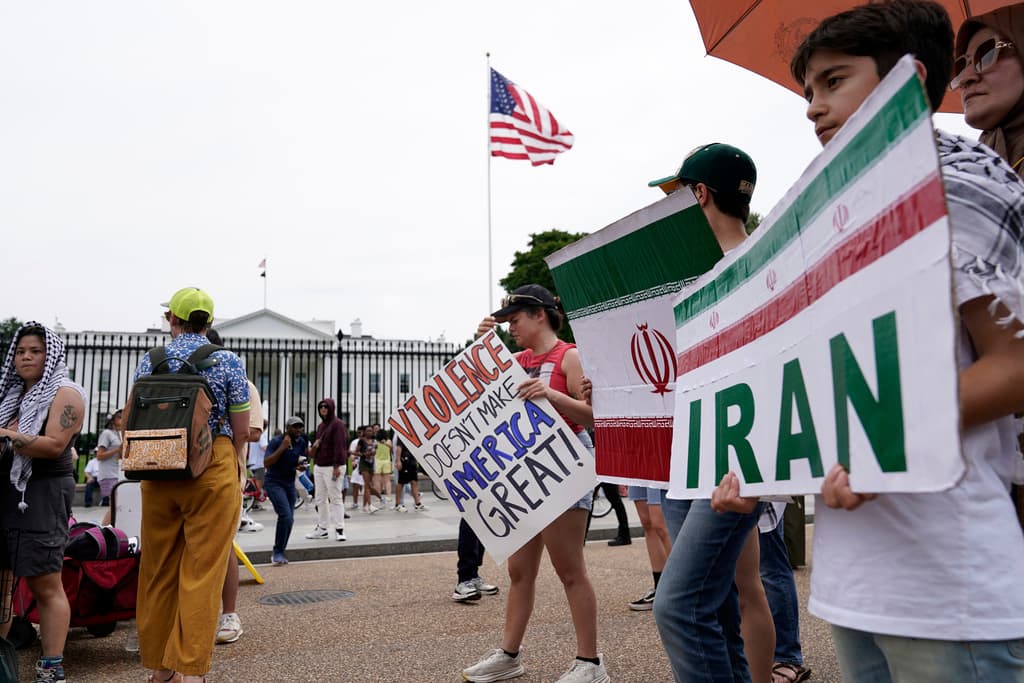 Algunos utilizaron las palabras del presidente Trump para señalarle, frente a la Casa Blanca, que "la violencia no hace grande a Estados Unidos".