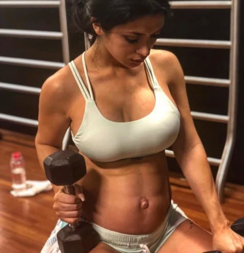 Y mientras llega el momento del nacimiento de su 'Baby Moon', la modelo de fitness centroamericana continúa ejercitandose: "Sé que los cambios son enormes, bien panzoncita, el ombligo saltado, los pechos aún más inflamados, pero algo sí les digo, que es la etapa más maravillosa que puede vivir una mujer", escribió Kimberly Flores.