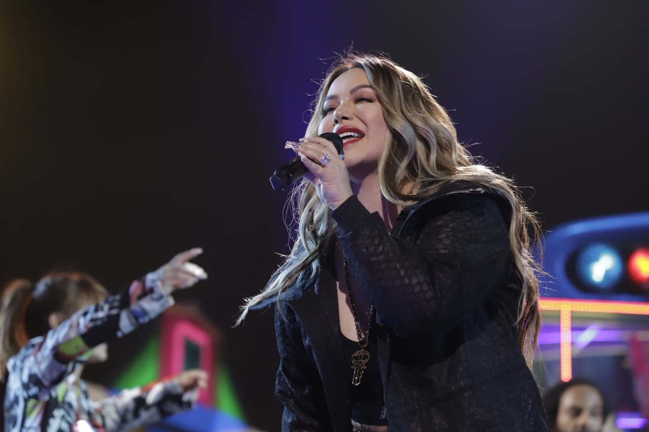 Chiquis Rivera llegó radiante de felicidad para practicar el tema que interpretará con Amandititita, la reina de la anarcocumbia.