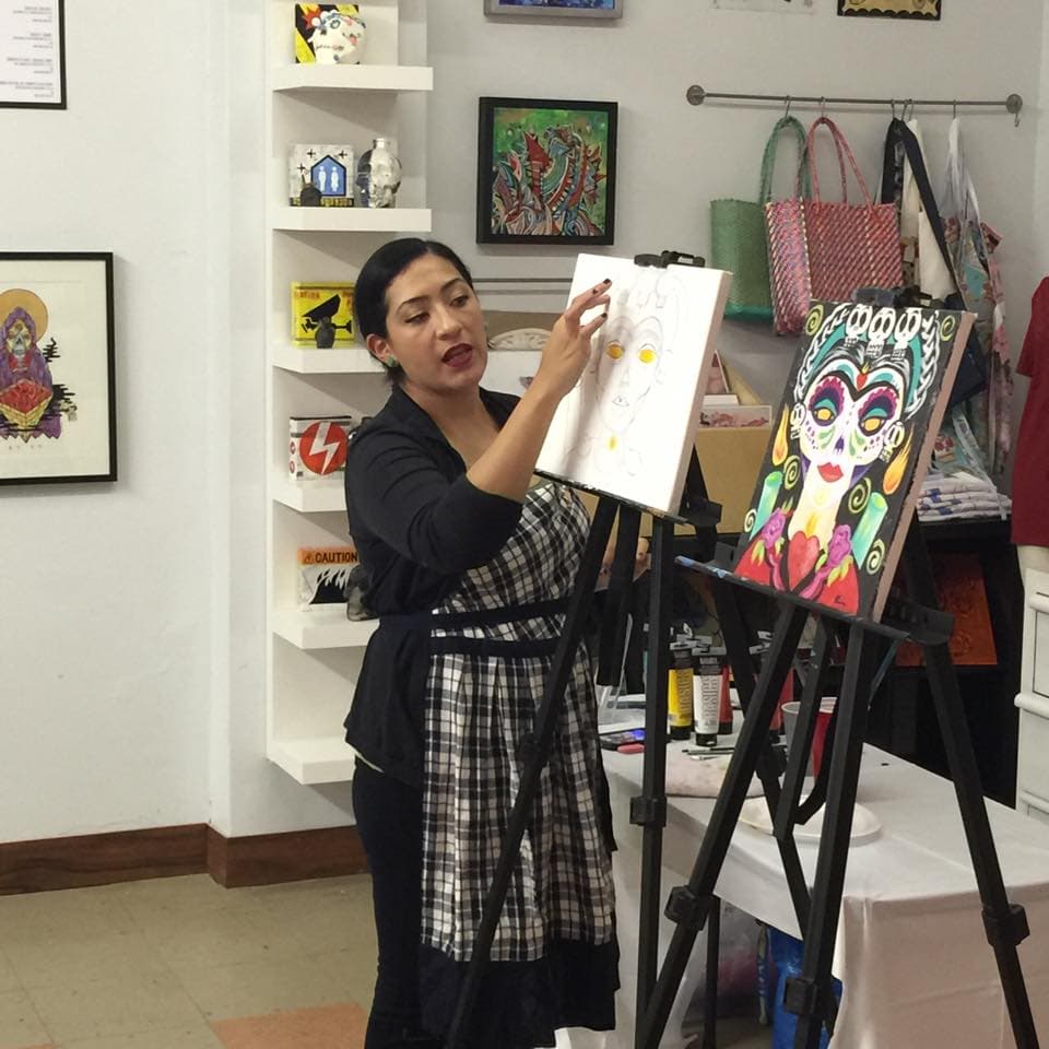 El arte que se exhibe dentro de esta galería va desde pinturas, productos hechos a mano, juguetes personalizados, ilustraciones e impresiones de edición especial, libros, camisetas y más.