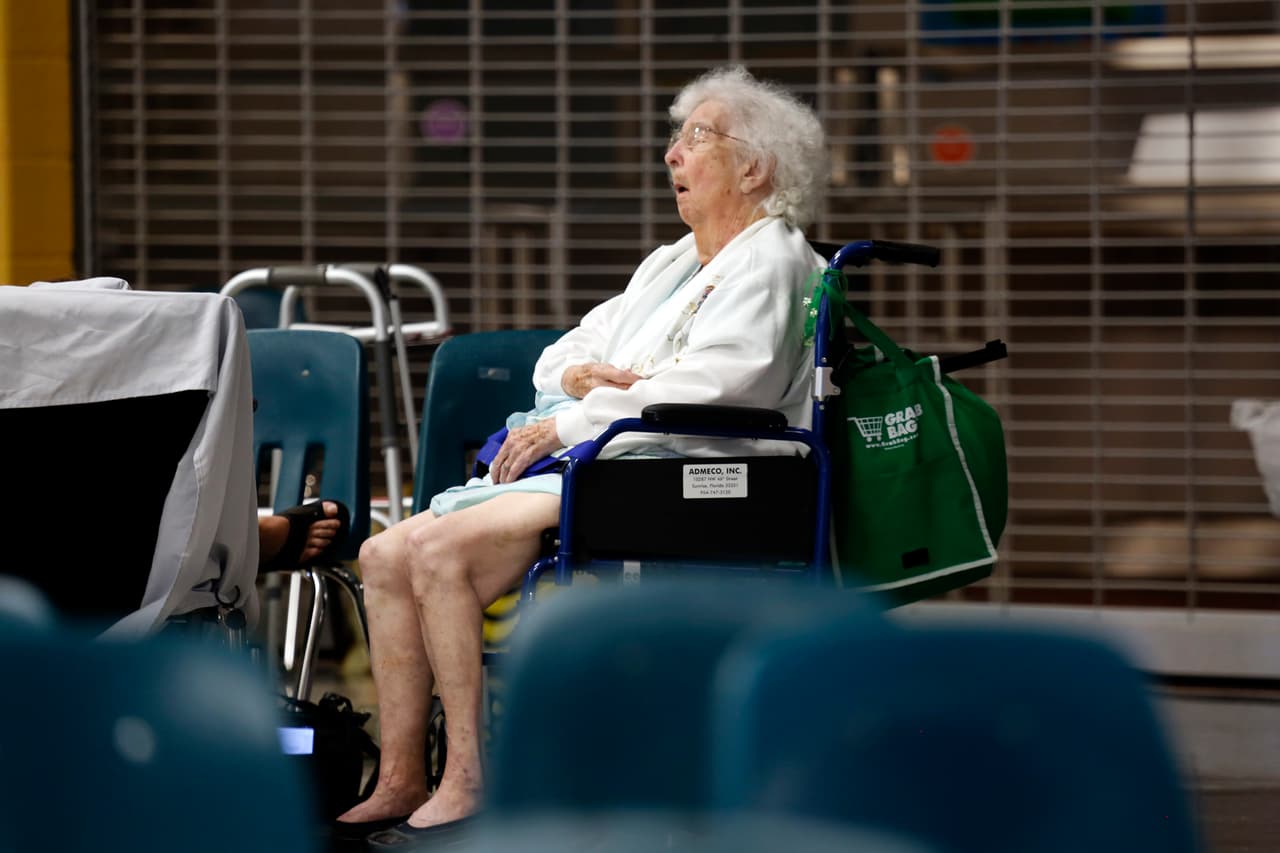 La secundaria High School Ridge, cerca de Naples, es un refugio para gente con necesidades especiales, por lo que muchos ancianos estarán refugiados durante el paso del huracán Irma allí.