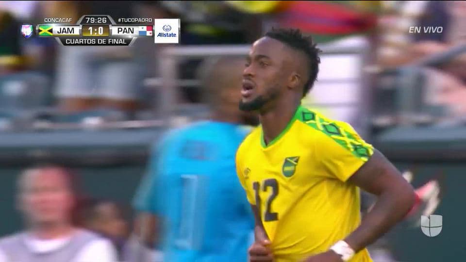 Tiro desviado de Junior Flemmings