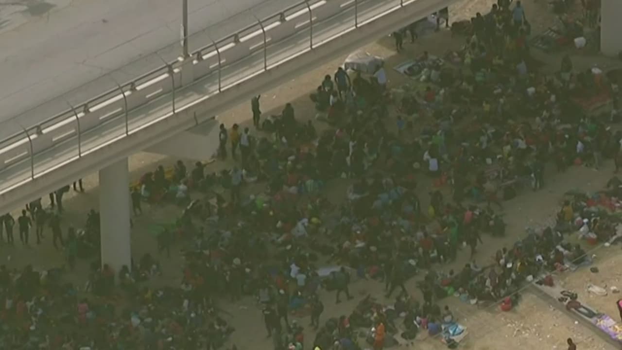 <b>En video:</b> La crisis en la frontera se ha agudizado en la zona de Acuña, México, donde miles de migrantes esperan que una Patrulla Fronteriza desbordada los procese.