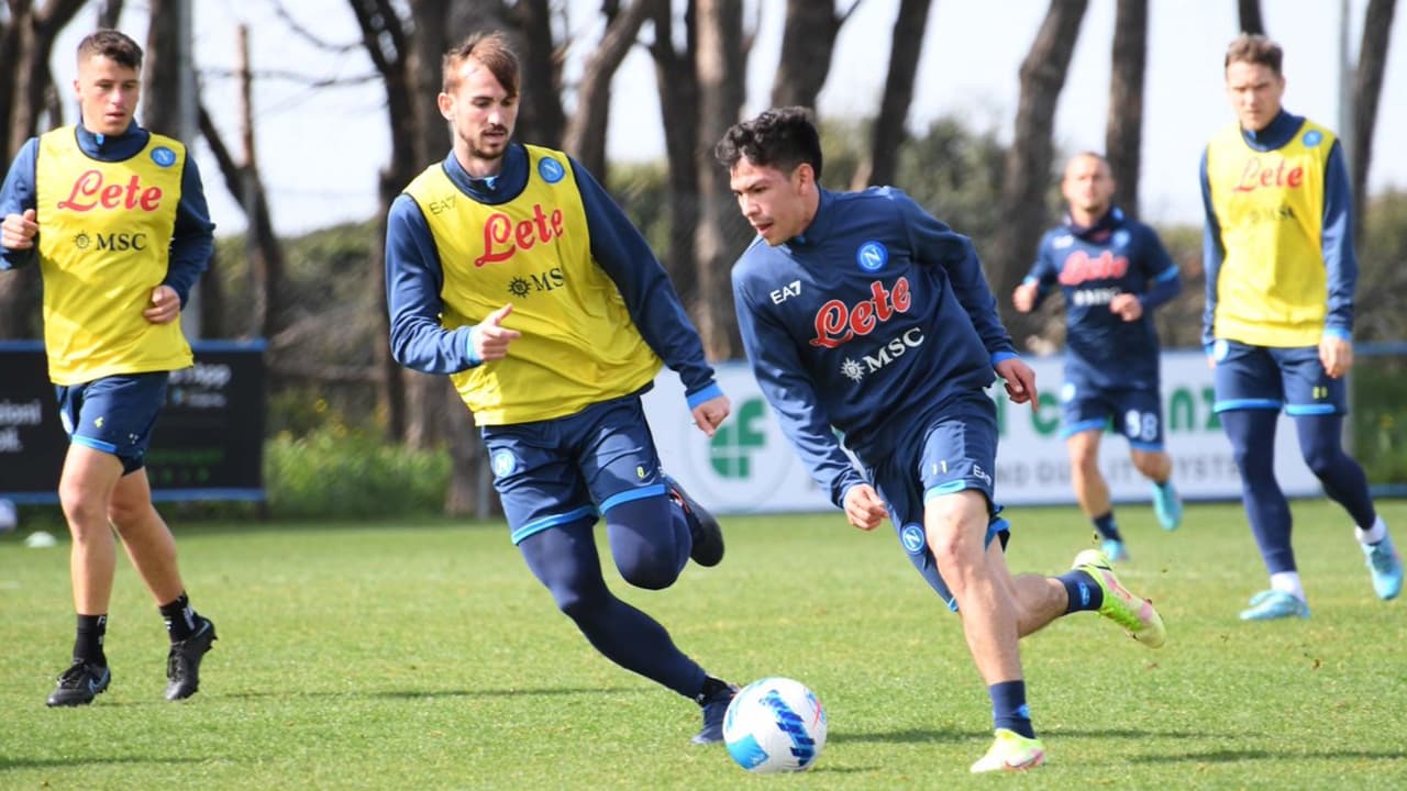 ‘Chucky’ Lozano apura su regreso y entrena a la par en el Napoli