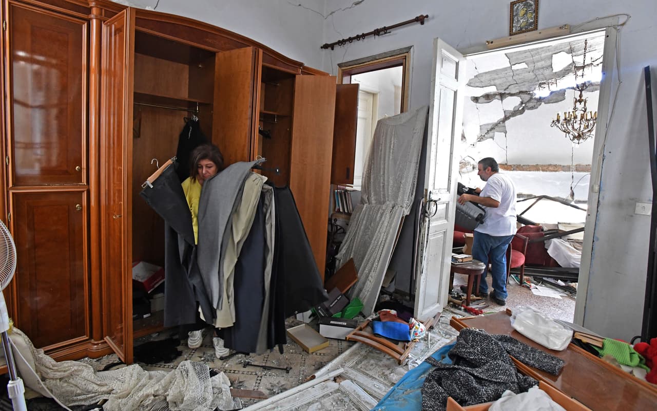 Los residentes de las áreas dañadas rescatan las pocas pertenencias que resistieron el impacto de la explosión. Las autoridades buscan determinar por qué se almacenaron 2,750 toneladas de nitrato de amonio, una sustancia altamente explosiva en un depósito del puerto durante seis años.