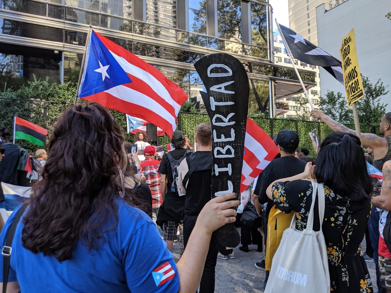 Decenas de boricuas y aliados reunidos para un mítin en Dag Hammarskjold Plaza en Manhattan.